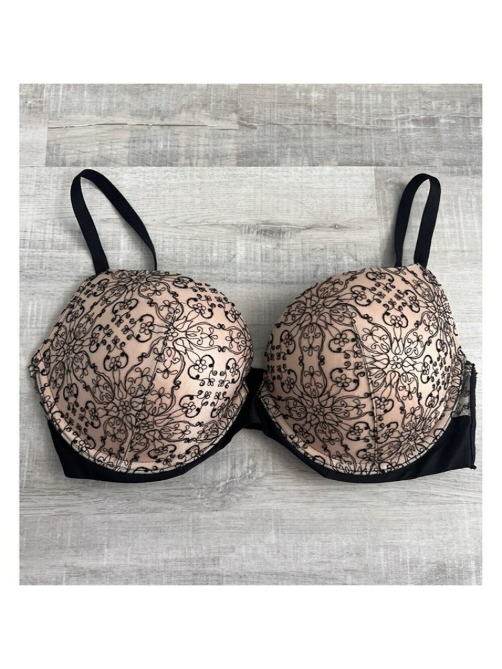 LIKE NEWVictoria's Secret Very Sexy Push-Up Bra Nude/Black Mesh (Size 34DD)